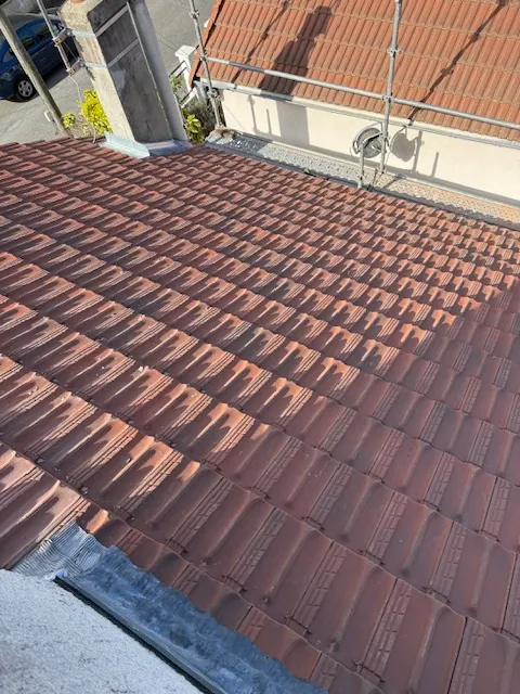 Inspection de fuite sur toiture de tuiles en terre cuite